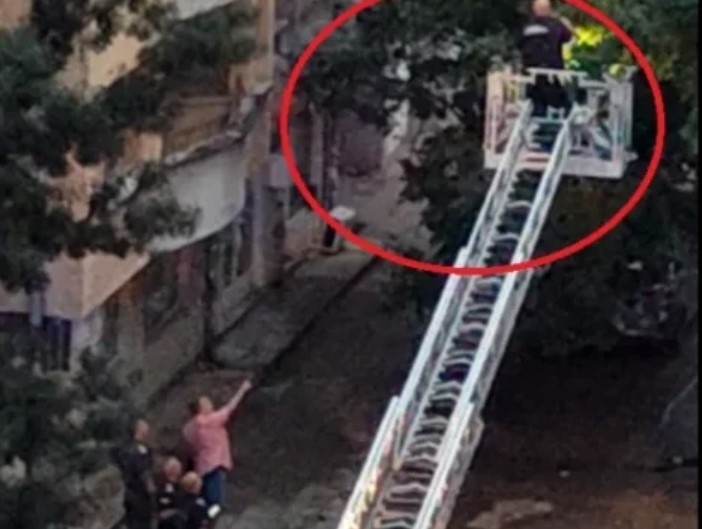 Пари падат от небето в София, полицаи и пожарникари ги събират (ВИДЕО)